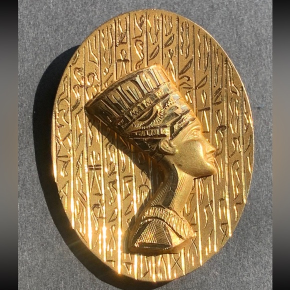 Jewelry - 14k gold Egyptian Queen Brooch or Pendant. X-Large size!